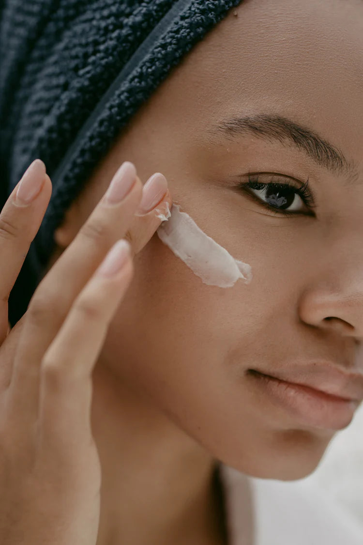 Application d’une crème hydratante sur le visage